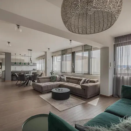 The View Luxury With Pool Apartament